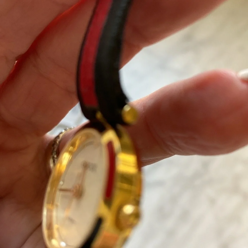 Gucci Women’s classic watch